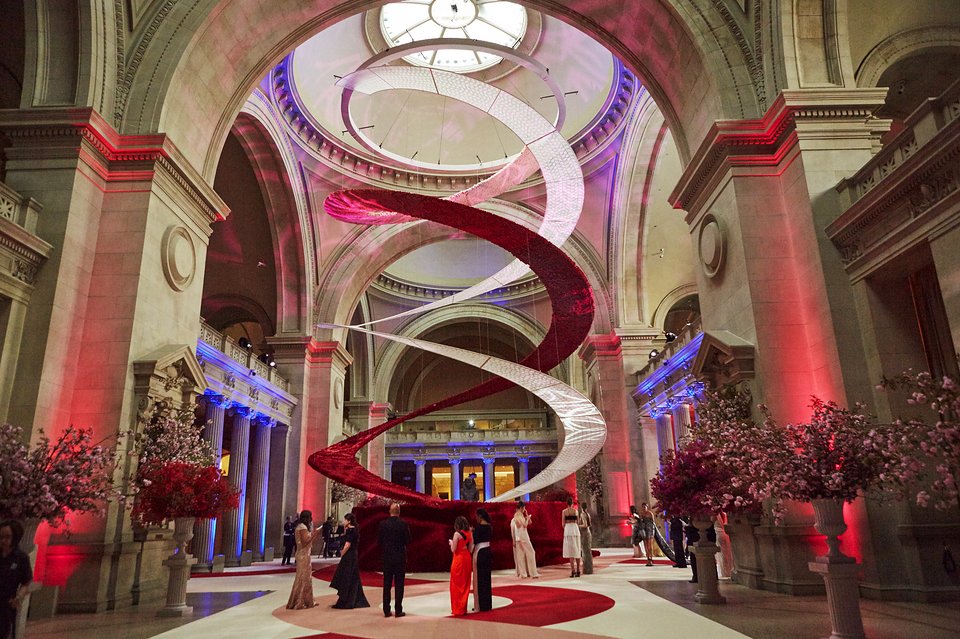 80,000 red roses, 200,000 red silk roses and laser-cut ;ace for the Metropolitan Museum's Great Hall by benefit event designer, Raul Àvila.