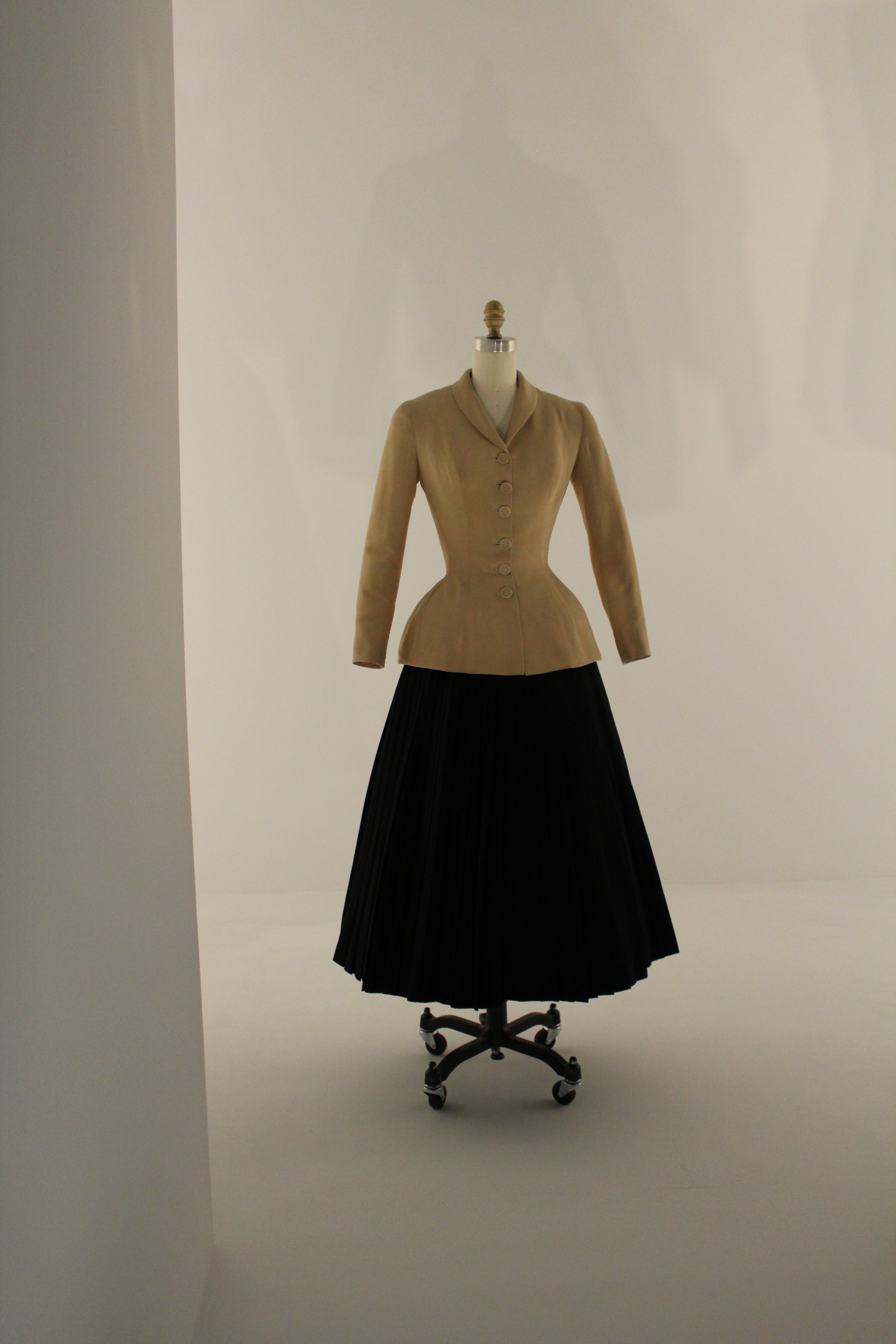 New York Calling: Manus x Machina: Fashion In An Of Technology. House of Dior, Christian Dior (french, 1905-1957) Bar Suit Jacket, spring/summer 1947, Haute Couture Machine -swen beige tussore silk plain weave, hand-stitched bound buttonholes, hand-pad-stitched interlining.