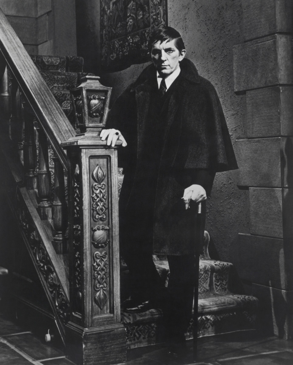 Is the vampire Barnabas Collins Cloaked in Magic wearing a cape?