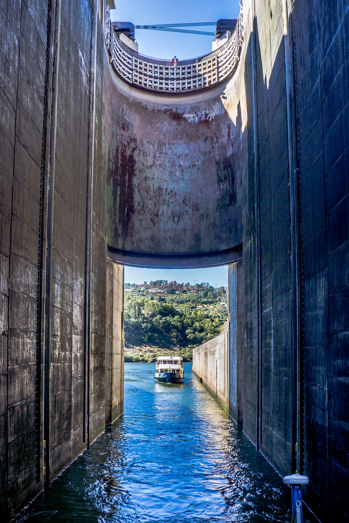 Online Photo of the Carrapatelo Lock on the Douro River in Portugal
